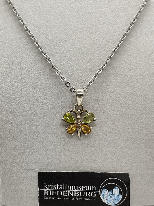 Zwei Peridot und zwei Citrin, facettiert, hübsch gefasst in Schmetterlingsform, Silberfassung, in leichtem grün und gelb schimmernd.