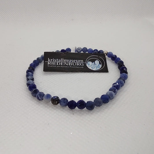 Armband aus facettierten, dunkel-jeansblauen Sodalith-Kugeln
