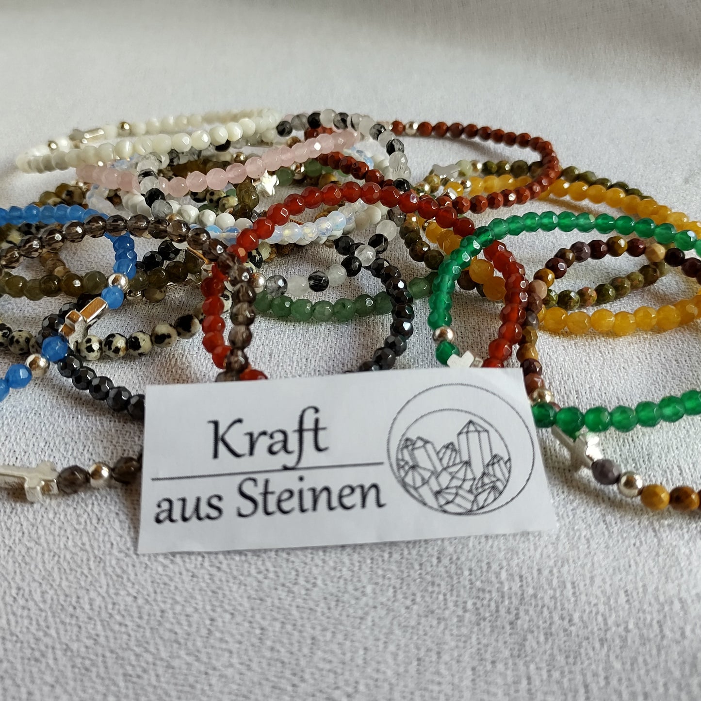 Feine Armbänder, verschiedene Steine, mit 925er Silberkreuzchen