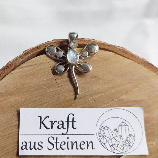 Silberner Libellenanhänger mit Regenbogenmondstein-Cabochon
