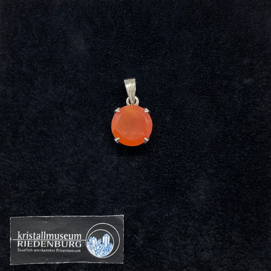 Runder, facettierter, leicht durchscheinender, oranger Carneol-Anhänger 1,5cm, in Echt-Silber Krallenfassung.