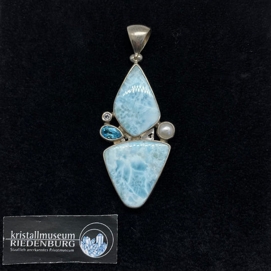 Außergewöhnlicher Anhänger aus zwei Freeform-Larimaren, einer Perle, einem facettiertem Topas und facettiertem Bergkristall, in Silber gefasst, insgesamt 5cm groß.