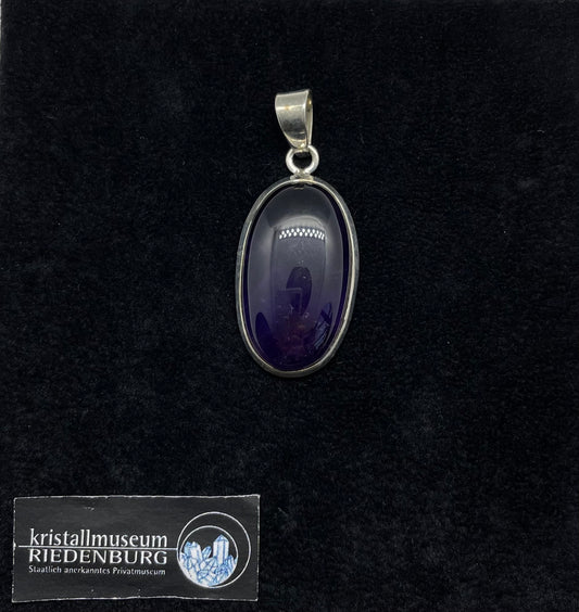 Ovaler, tiefblauer, großer Amethyst-Anhänger, 3,3cm, schlichte Echtsilberfassung.