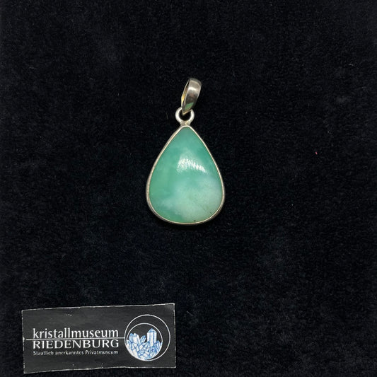 Tropfenförmiger, leicht durchsichtiger, hell grüner Chrysopras-Cabochon als Anhänger, 2,5cm Silberfassung.