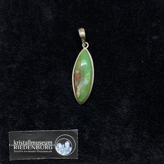 Navette förmiger, hell grüner Chrysopras-Anhänger, mit Matrix-Anteil, 3cm, Silberfassung.