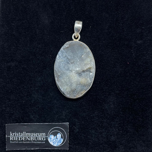 Naturbelassener, kristallisierter, ovaler Chalcedon-Anhänger, 3cm, in 925-Silber gefasst.