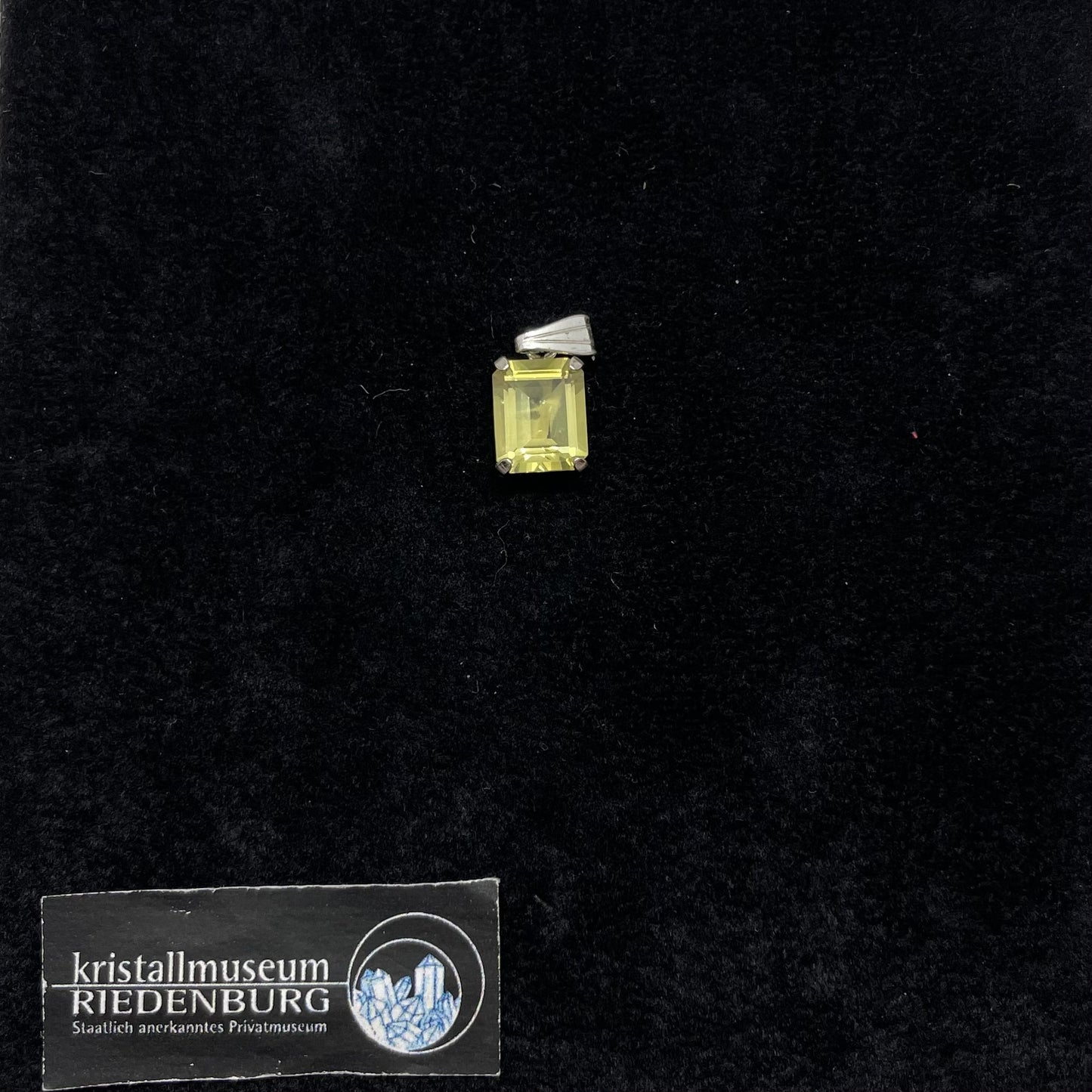 Viereckiger, hell grüner, facettierter Peridot-Anhänger 1cm, in Silberfassung.