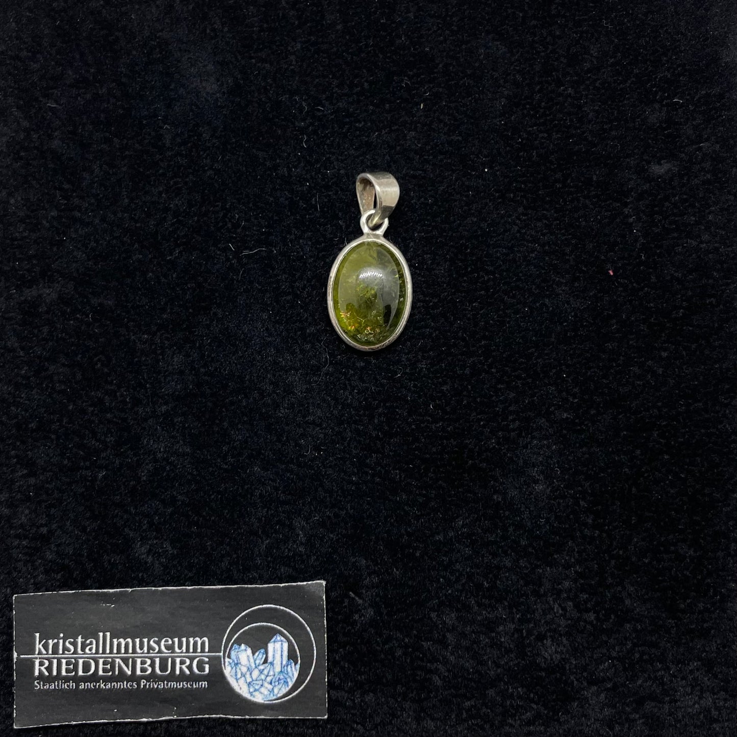 ovaler, tief grüner Peridot-Anhänger, 1,5 cm in Silberfassung.