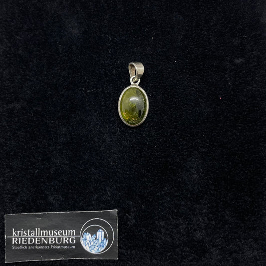 ovaler, tief grüner Peridot-Anhänger, 1,5 cm in Silberfassung.