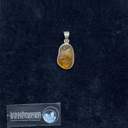 Naturbelassener, durchsichtiger, caramell-farbener Bernstein, 2cm, in einfacher Silberfassung.