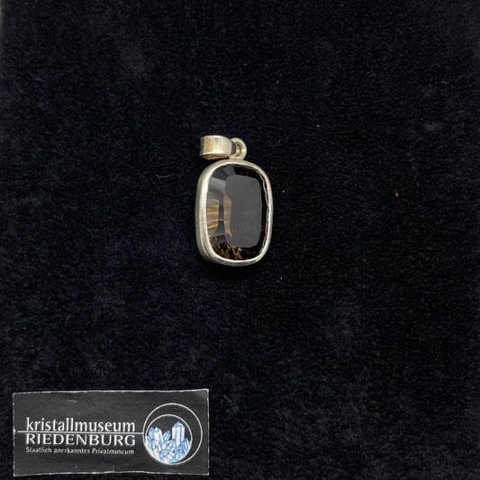 viereckiger, dunkel grau brauner, facettierter Rauchquarz, 2cm mal 1,5cm, in Silber gefasst.