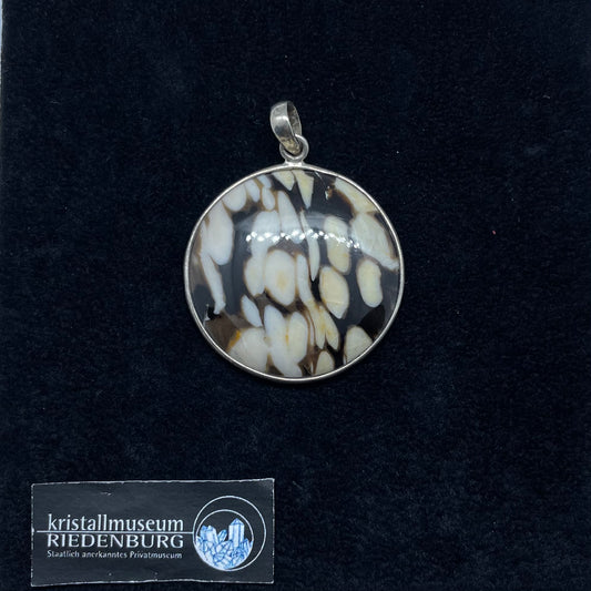 Toller Anhänger, braun, creme, aus versteinertem Erdnussholz, 3,5cm unauffällige Silberfassung.