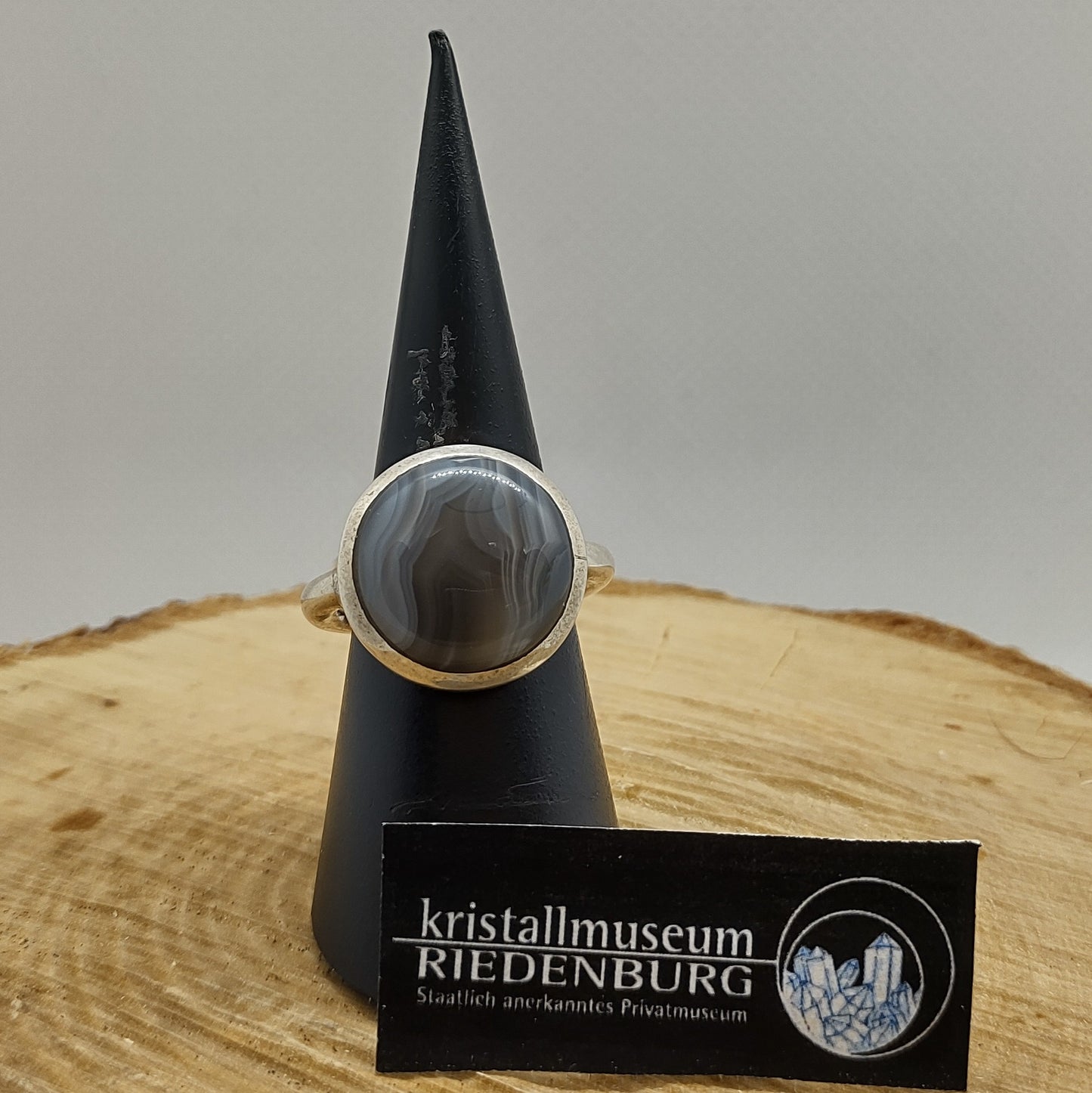 Runder Achat-Cabochon, mit wundervoller Signatur, in Silber gefasst, rhodiniert.