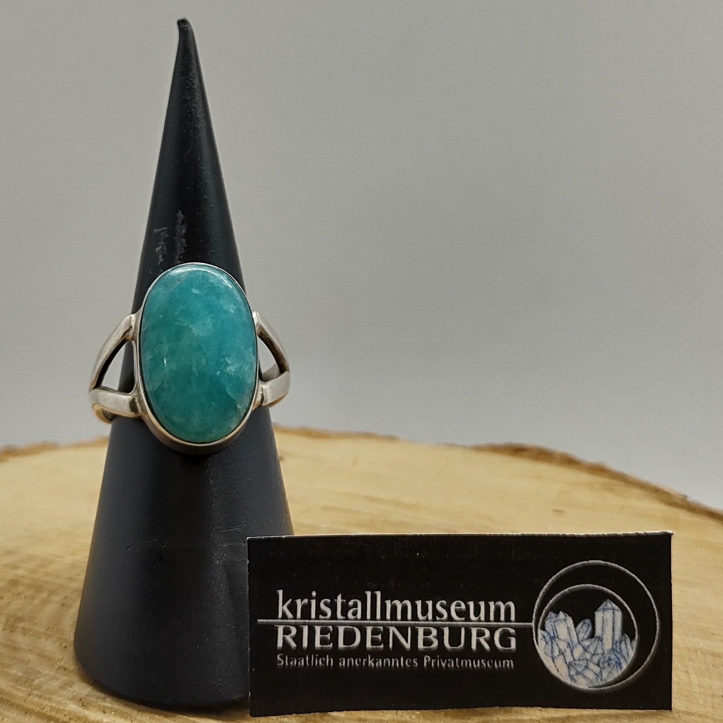 Amazonit-Cabochon, oval, sehr schönes blaugrün, 1,8cm, in einer Silberfassung mit doppeltem verlaufenden Steg, rhodiniert.