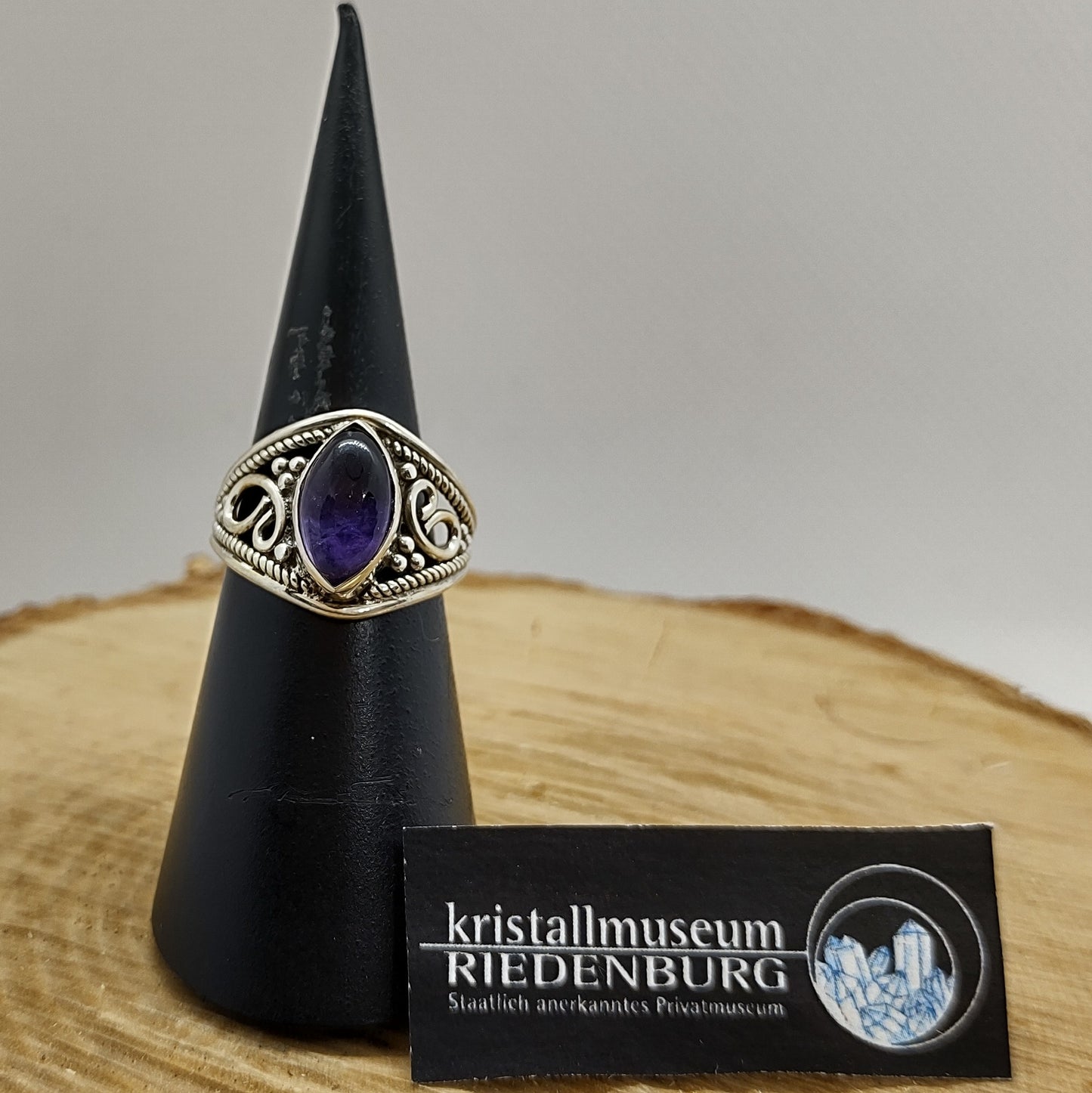 Edler Silberring mit einem dunkel-lila Amethyst in Navetteform, in einer verspielten Fassung.