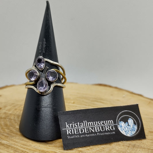 Amethyst facettiert, zweimal in Tropfen- zweimal in runder Form, hell lila, gefasst in einer aufwändigen dreireihig verlaufenden Fassung aus 925 Silber.