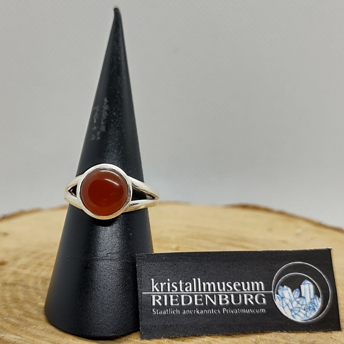 Carneol-Cabochon, rund, 9mm, in klassischer Silberfassung, rhodiniert.