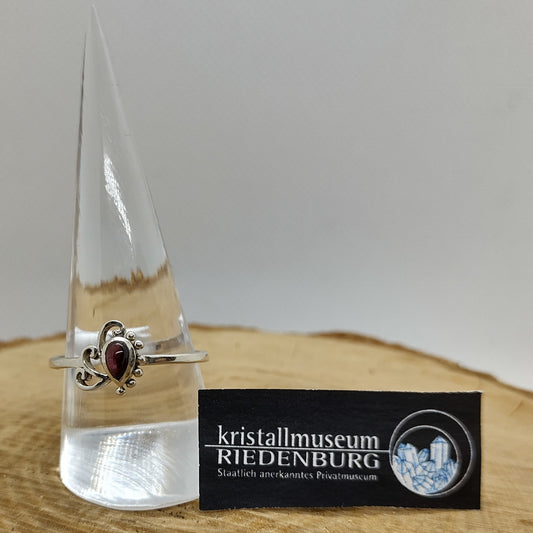 verspielter Silberring mit einem tropfenförmigen Granat Cabochon