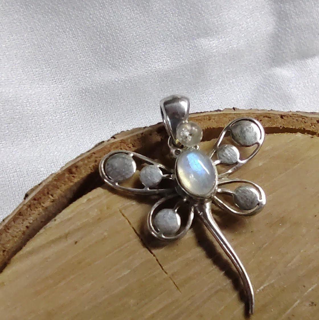 Silberner Libellenanhänger mit Regenbogenmondstein-Cabochon