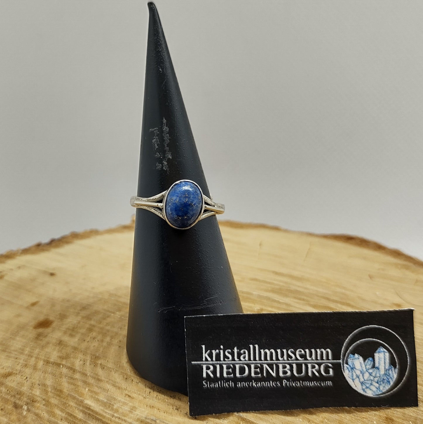 Ovaler Cabochon aus königsblauem Lapis Lazuli in einer klassischen, silbernen Ringfassung.