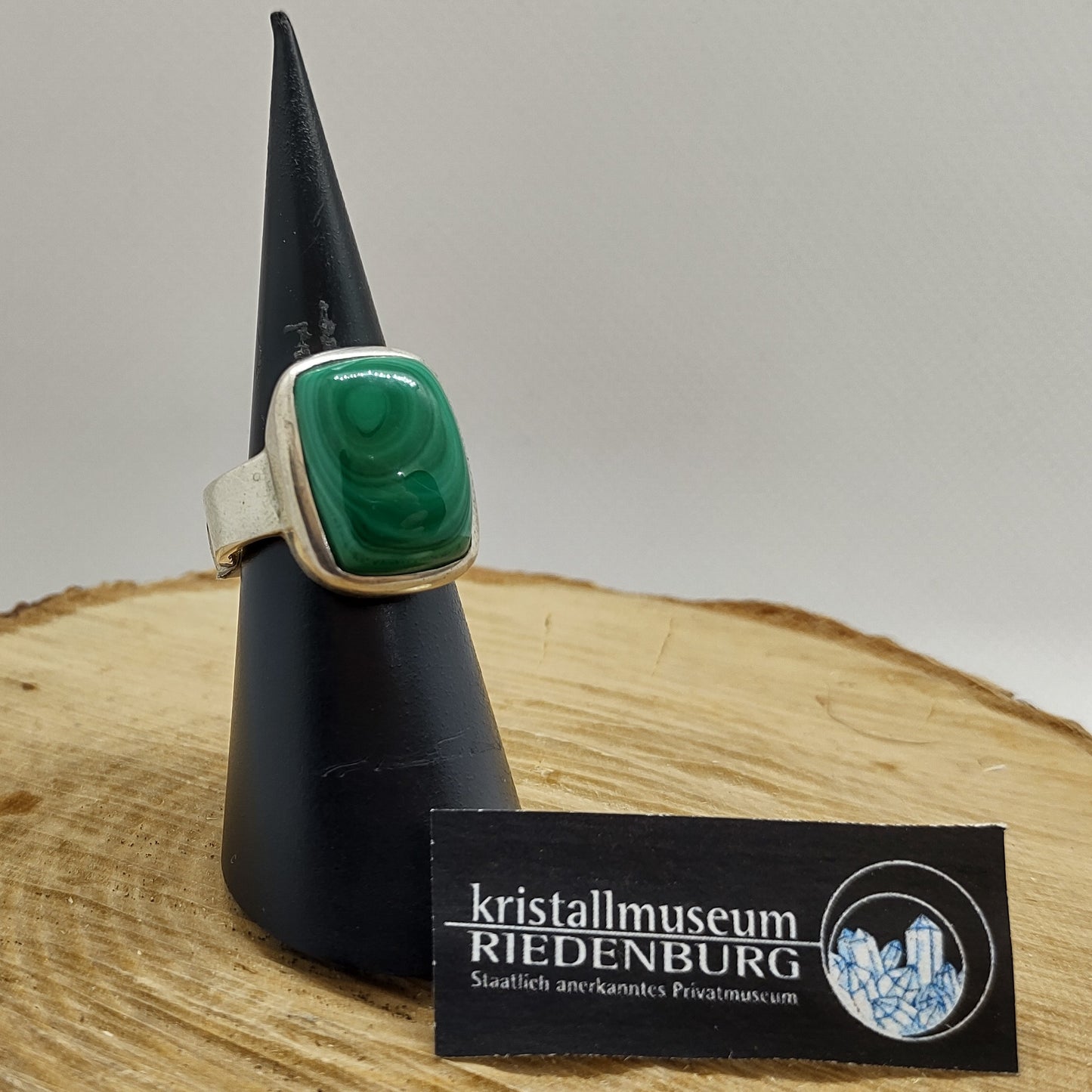 ilberring mit breitem Steg und einemrechteckigen, kissenförmigen Malachit Cabochon