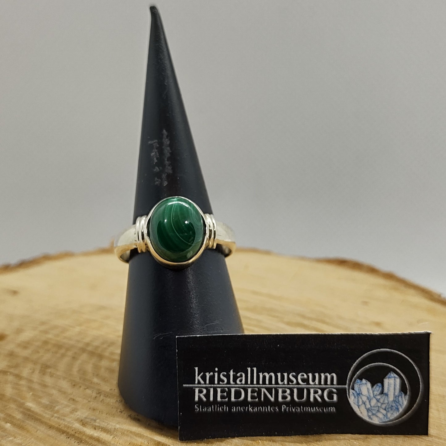 Malachit-Cabochon, oval, 1cm, klassisch gefasst in Silber rhodiniert.