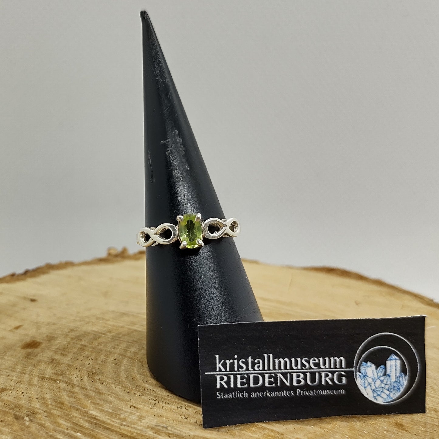 Silberring mit einem facettierten, ovalen Peridot
