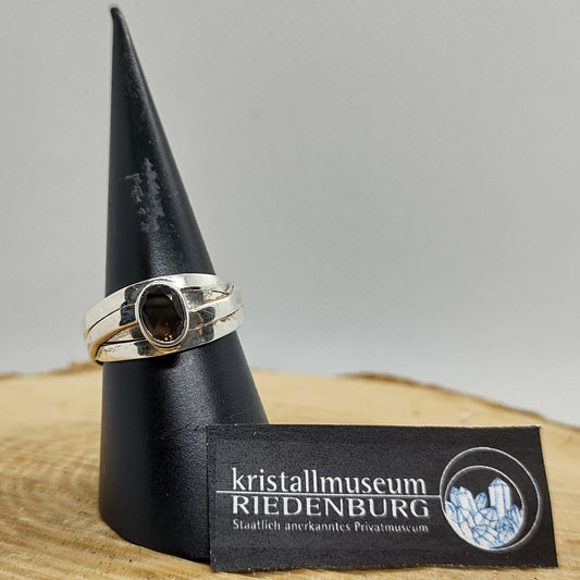 Facettierter, ovaler Rauchquarz in einer besonderen Silberfassung aus vier in sich verdrehten Schienen.