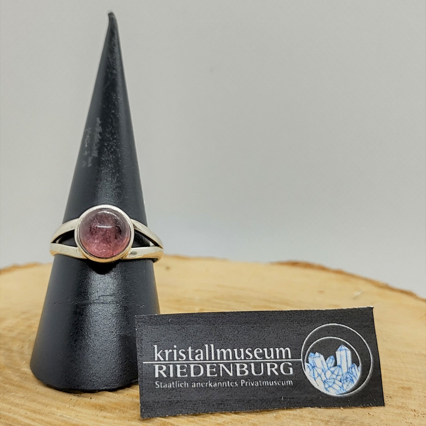 Rosa Turmalin-Cabochon, rund, in verlaufender Doppelsteg-Fassung, 925-Silber rhodiniert.