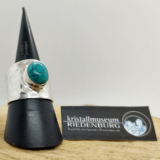 Runder Türkis-Cabochon in einer auffälligen Fassung aus gehämmertem Silber, rhodoniert, 1,8cm breit verlaufend.
