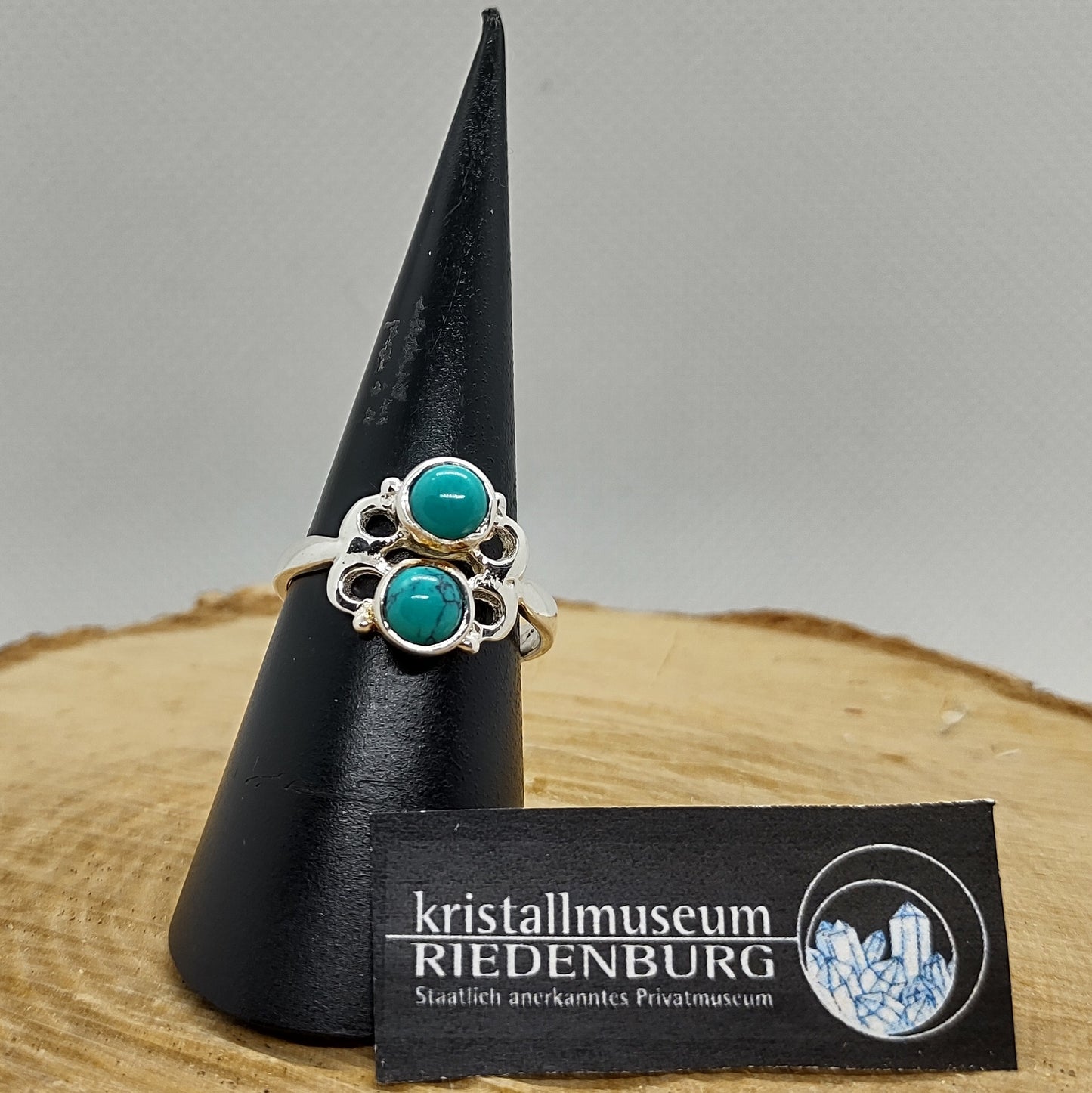 Feiner, verspielter Silberring mit zwei runden Türkis-Cabochons, in aussergewöhnlich blauer Farbe.