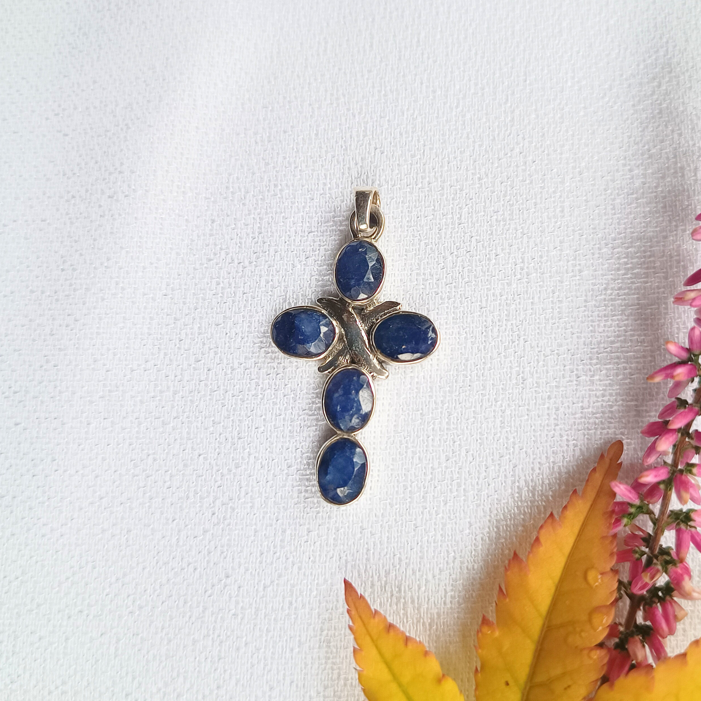Kreuz mit facettierten Lapis Lazuli