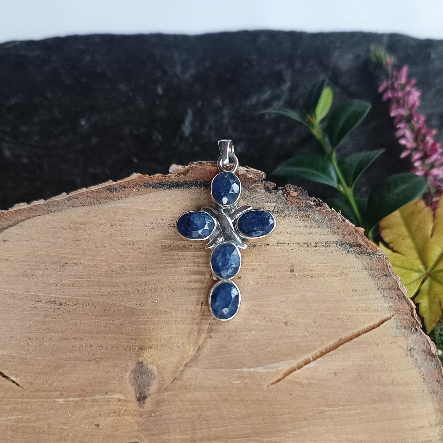 Kreuz mit facettierten Lapis Lazuli