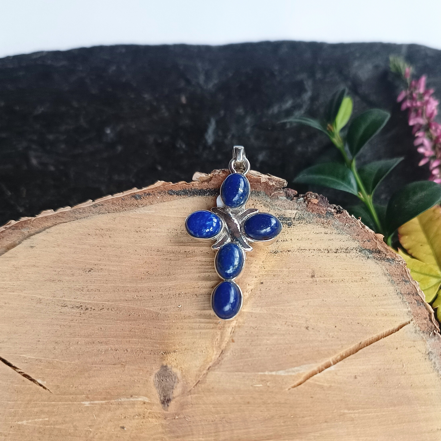 Kreuzanhänger mit Lapis Lazuli Cabochons