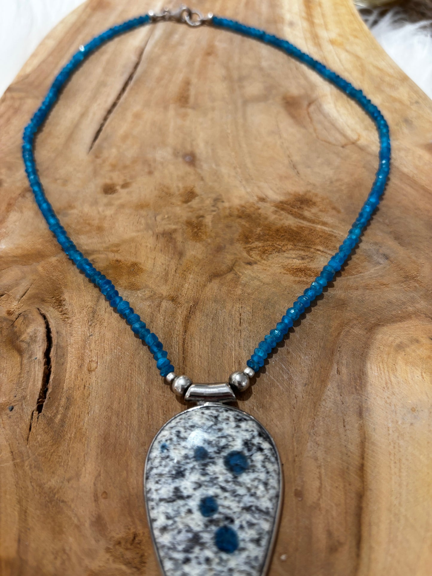 Apatit in Granit Anhänger an feiner Apatit-Kette - Scholz GmbH