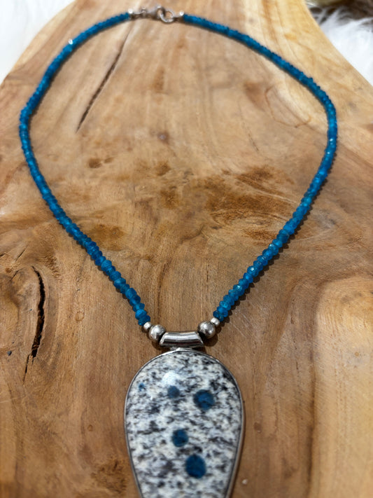 Apatit in Granit Anhänger an feiner Apatit-Kette - Scholz GmbH