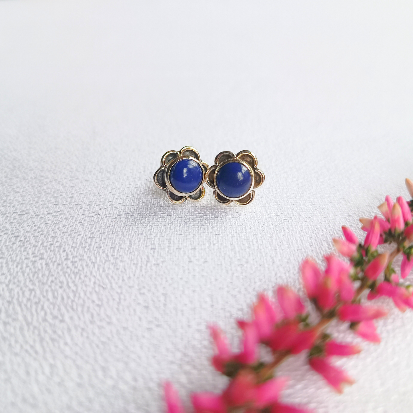 Blumenförmige Ohrstecker mit Lapis Lazuli