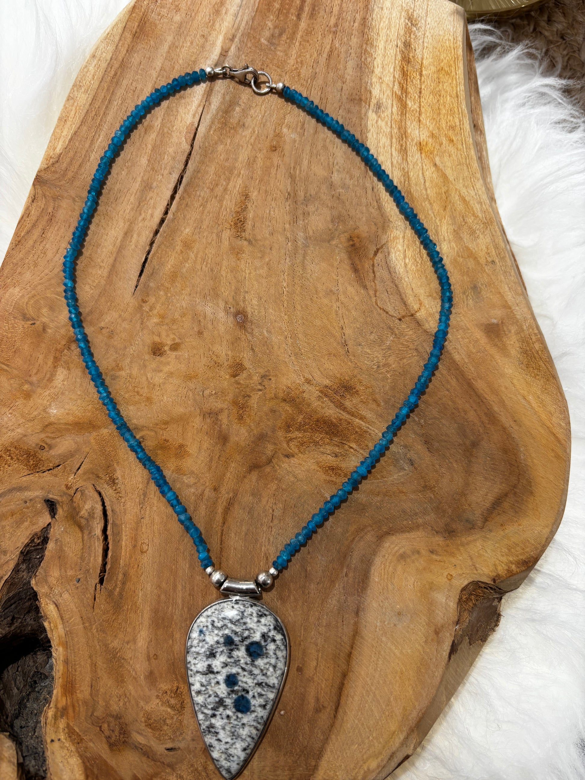 Apatit in Granit Anhänger an feiner Apatit-Kette - Scholz GmbH