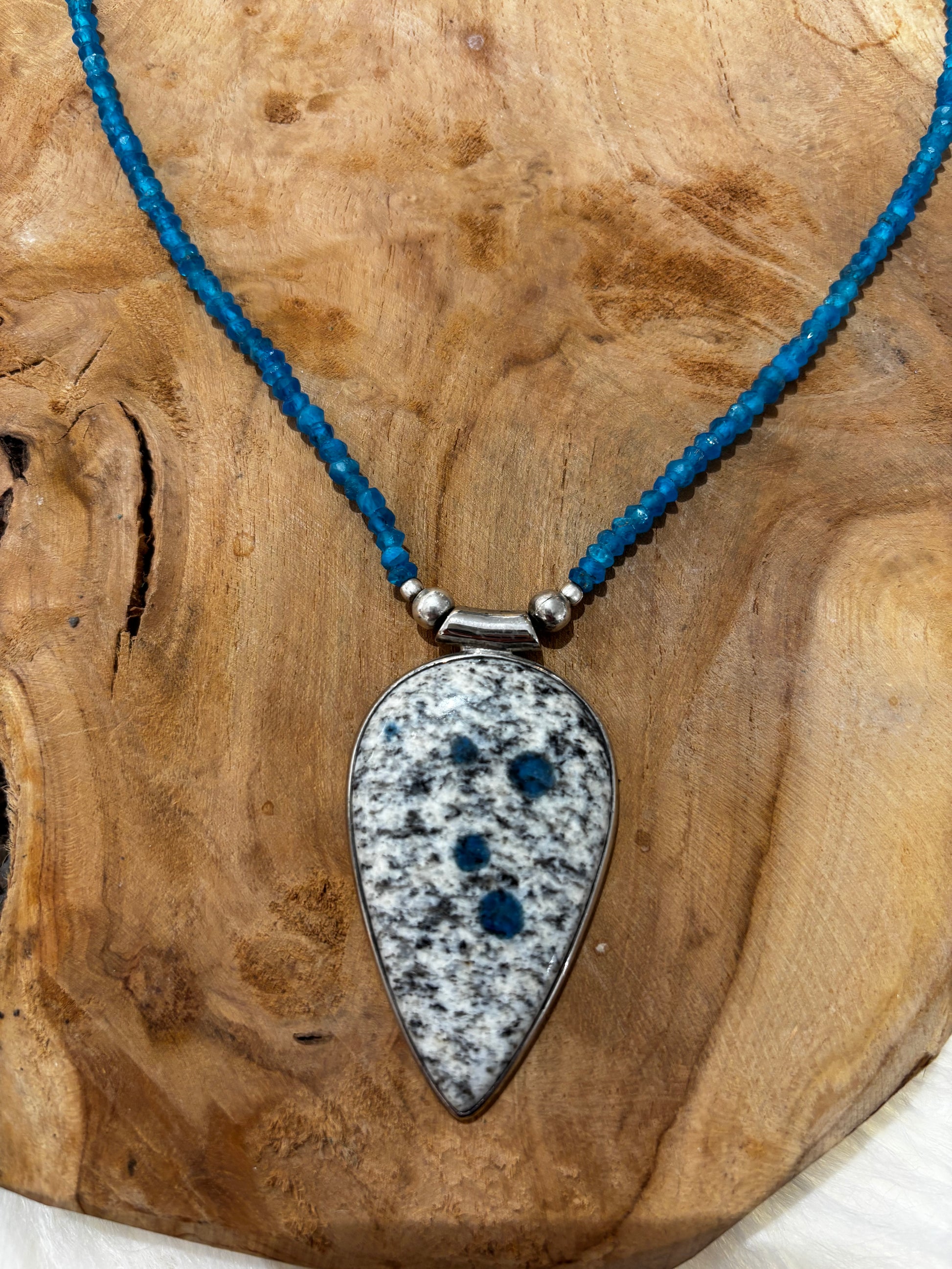 Apatit in Granit Anhänger an feiner Apatit-Kette - Scholz GmbH