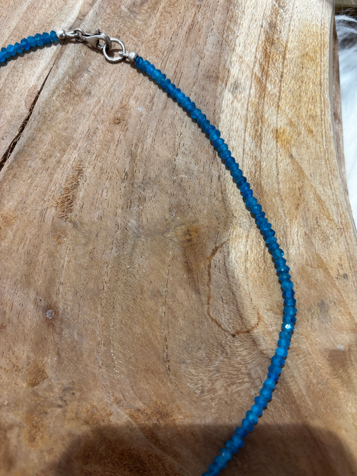 Apatit in Granit Anhänger an feiner Apatit-Kette - Scholz GmbH