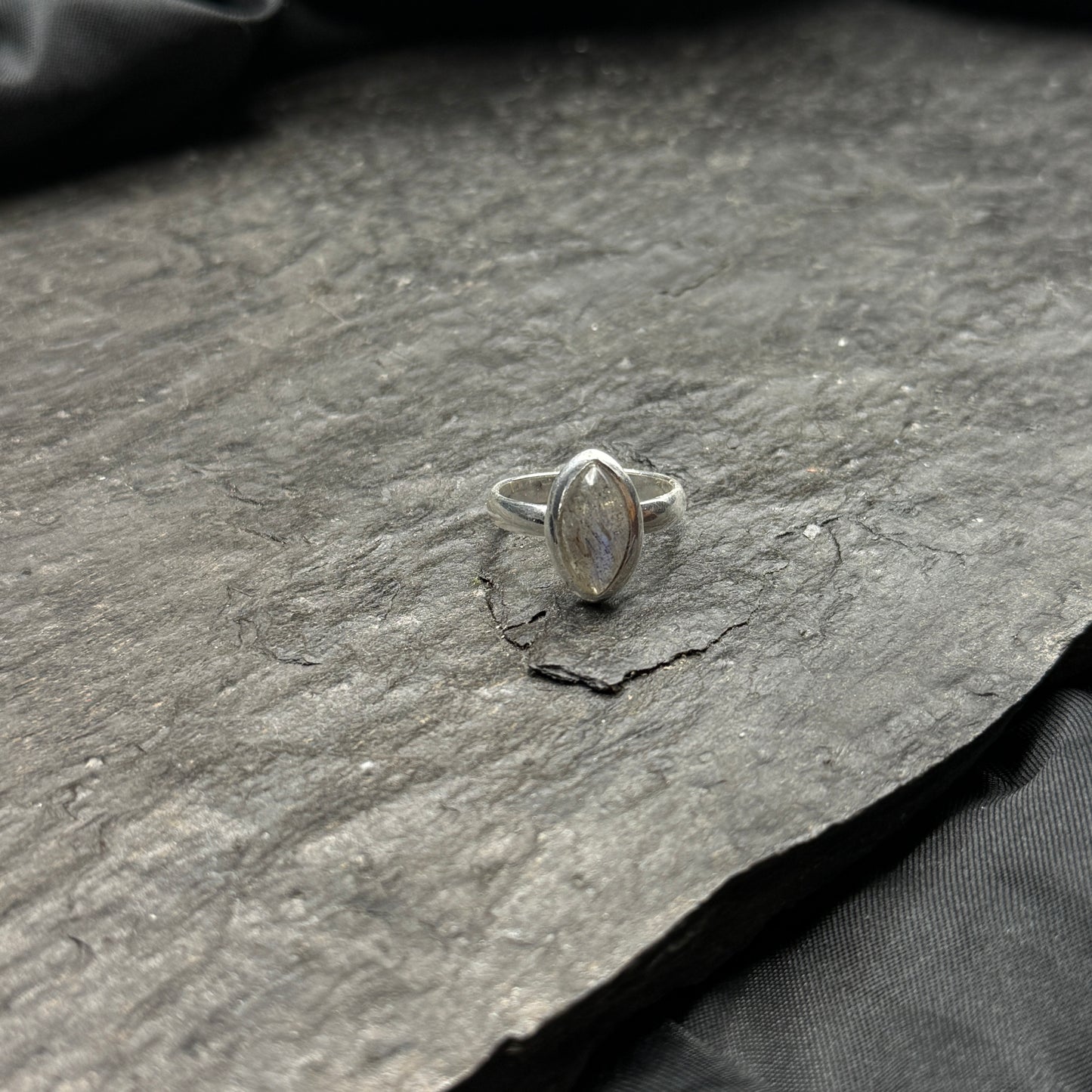 Labradorit Ring, Offene Schiene