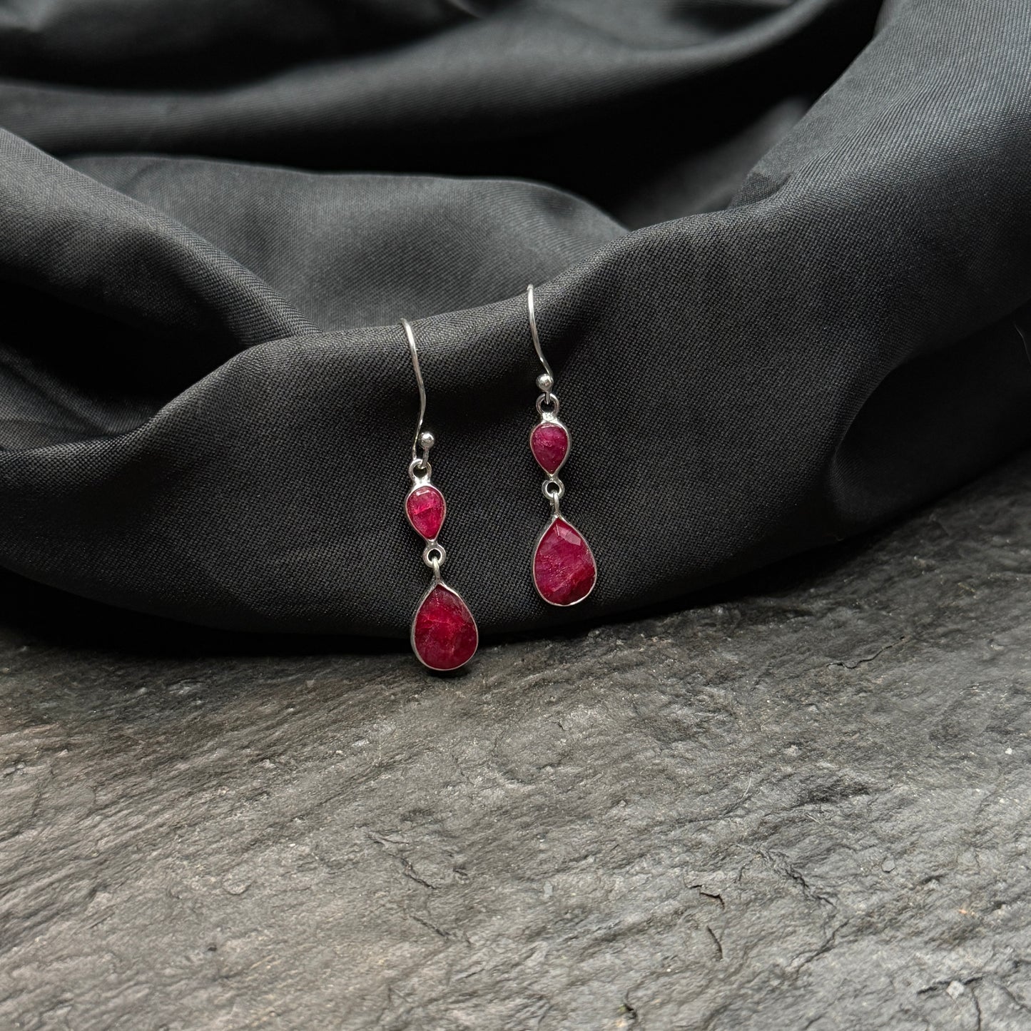 Rubin-Ohrhänger in Silberfassung