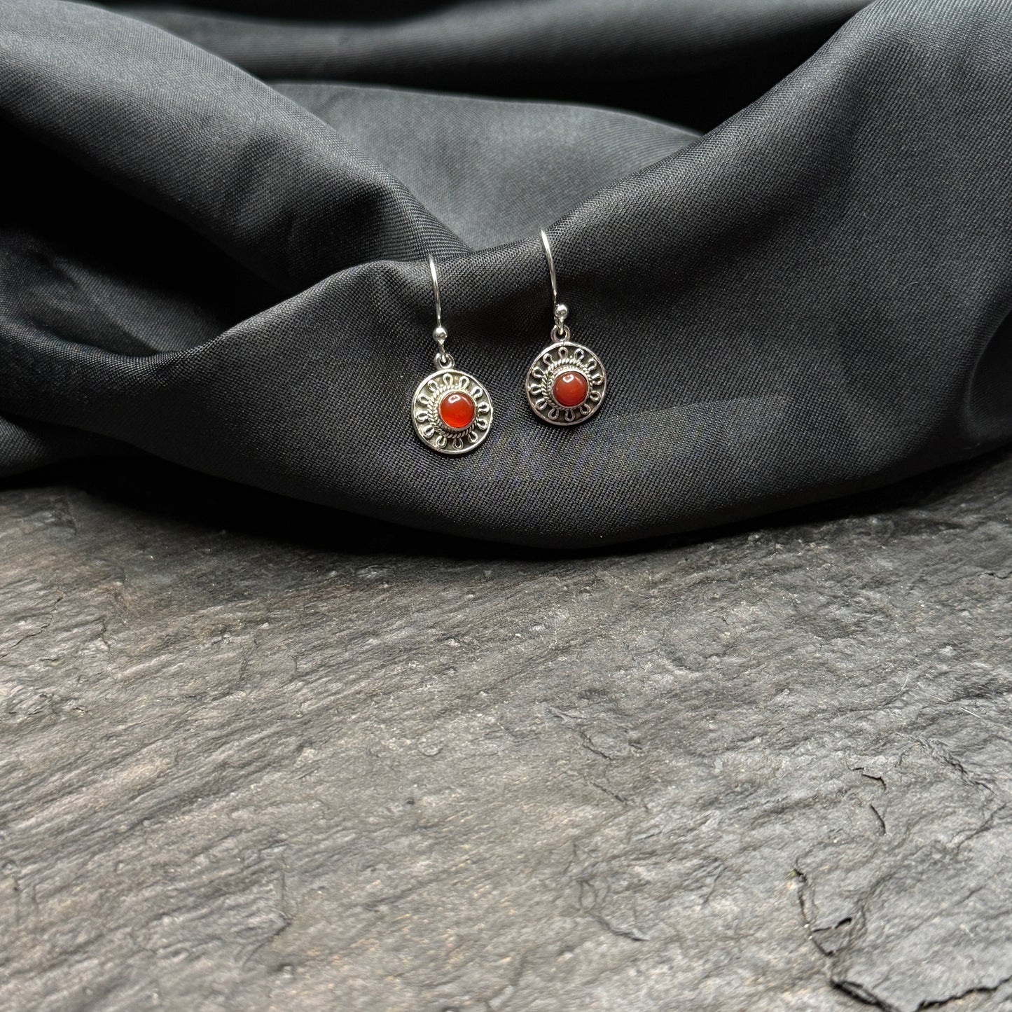 Carneol-Ohrhänger mit Altsilberfassung