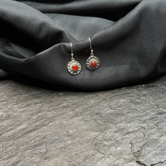 Carneol-Ohrhänger mit Altsilberfassung