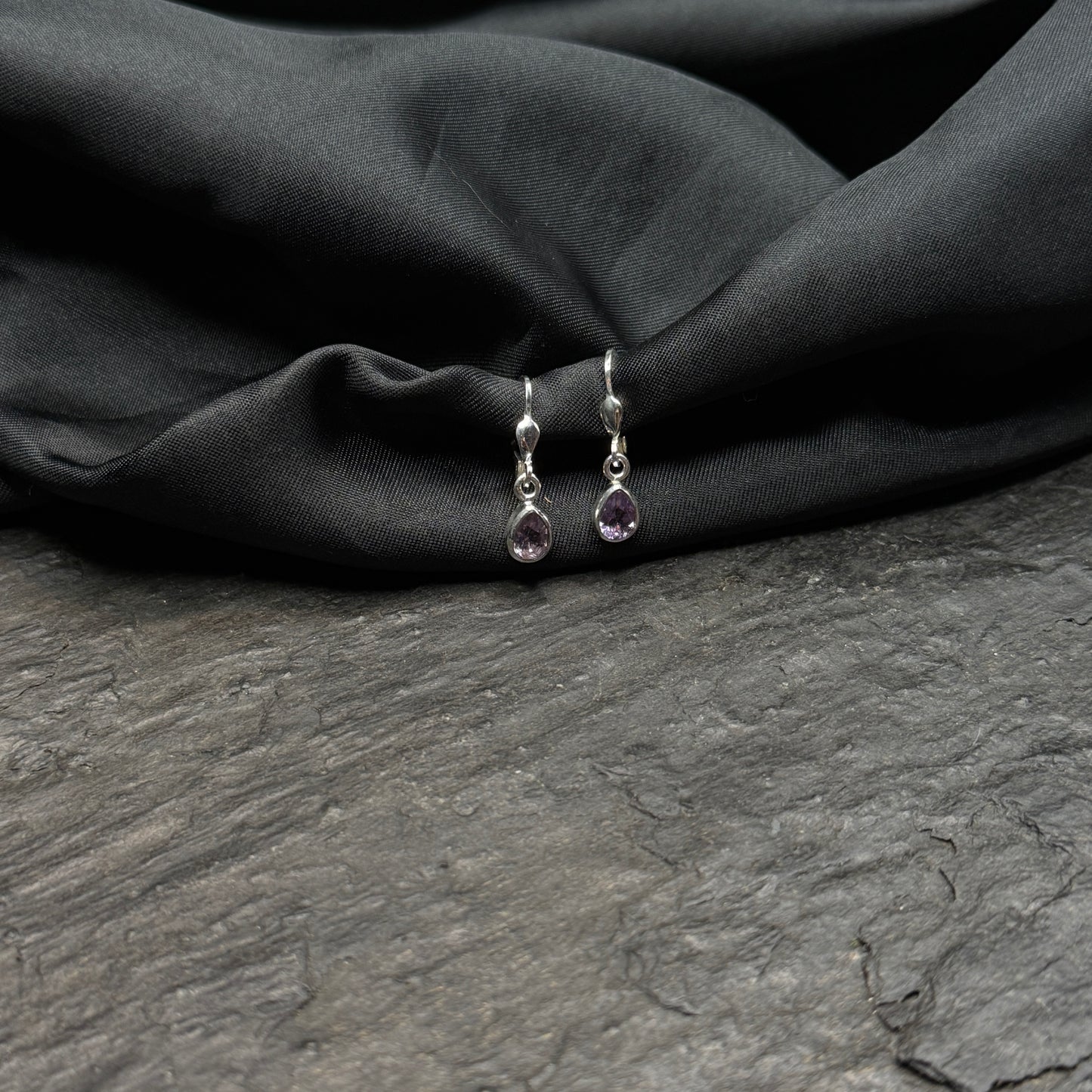 Amethyst Ohrhänger facettiert tropfenförmig