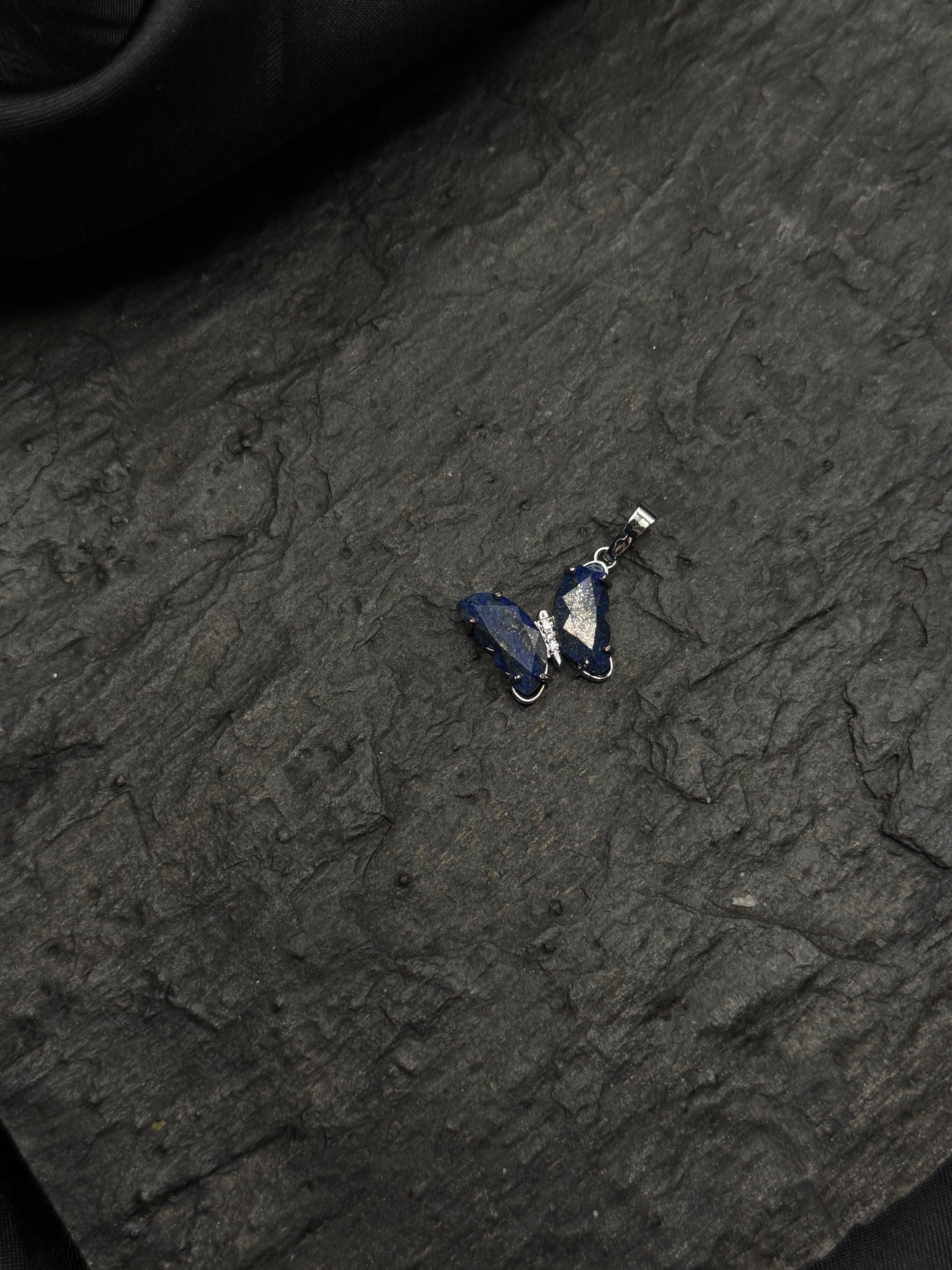 Lapislazuli Anhänger als Schmetterling