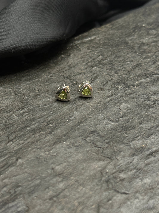 Peridot Ohrstecker dreieckig facettiert