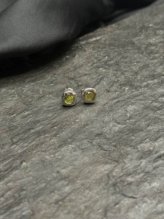 Peridot Ohrstecker viereckig