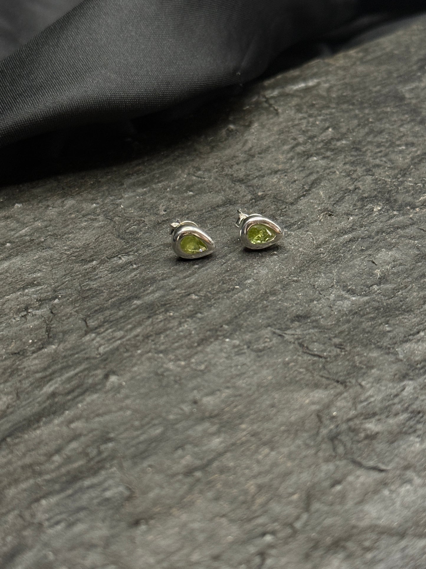 Peridot Ohrstecker tropfenförmig