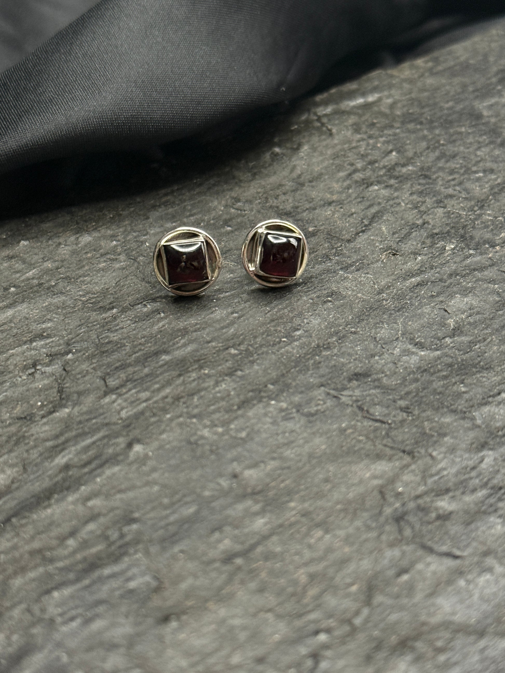 Granat-Ohrstecker viereckig in Silberfassung - Scholz GmbH